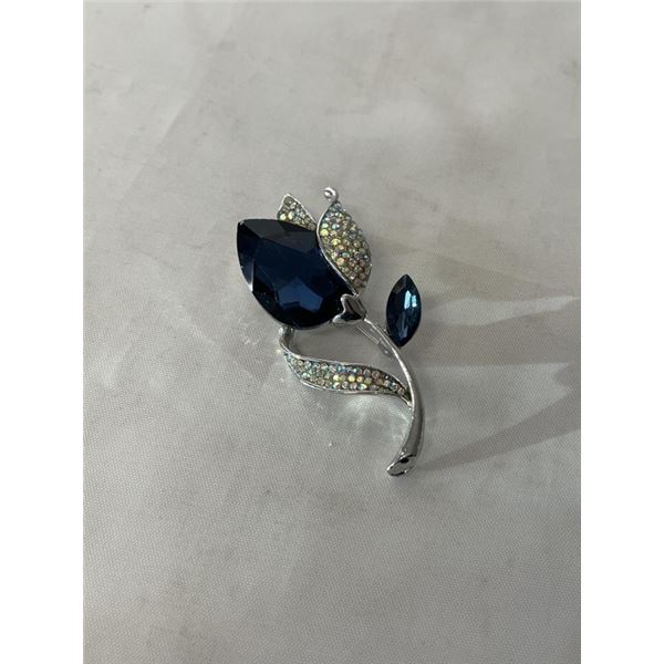 VINTAGE SILVER PLATED W/ BLUE GLASS STONE AND BOREALIS RHINESTONES BROOCH