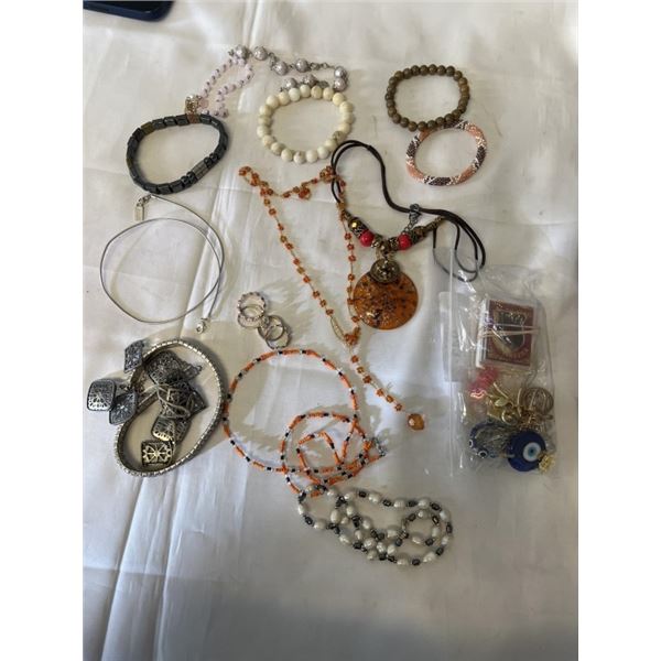LOT OF ASSORTED JEWELRY, NECKLACES, RINGS ETC