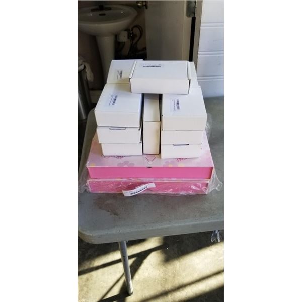 2 BOXED HELLO KITTY CHINIESE CHESS SETS AND ASSORTED NEW GENDER REVEAL KITS