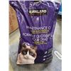 Image 3 : KIRKLAND CAT FOOD AND BAG OF WUNDERCAT LITTER