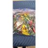 Image 2 : 2 BAGS OF COLLECTIBLE VINTAGE TOYS AND ARMY MEN