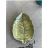 Image 2 : 18 NEW SIDE "LEAF" PLATES