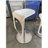 Image 3 : 2 WHITE ADJUSTABLE HIGHT BAR STOOLS