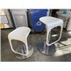 Image 4 : 2 WHITE ADJUSTABLE HIGHT BAR STOOLS