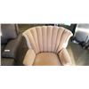 Image 2 : VINTAGE PINK TUFTED CHAIR