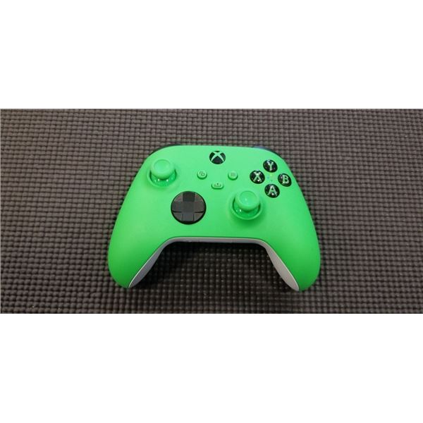 XBOX WIRELESS CONTROLLER - TESTED WORKING, RETAIL $79