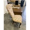 Image 3 : VINTAGE DEILCRAFT MADE IN CANADA SIDE TABLE AND ANTIQUE PARLOUR CHAIR