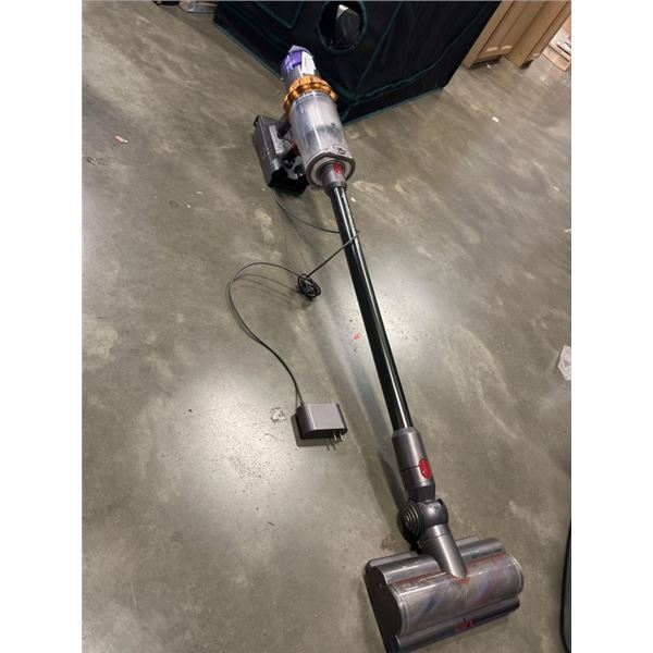 DYSON V15 DETECT TOTAL CLEAN VACUUM WITH CHARGE MOUNT DOCK WORKING