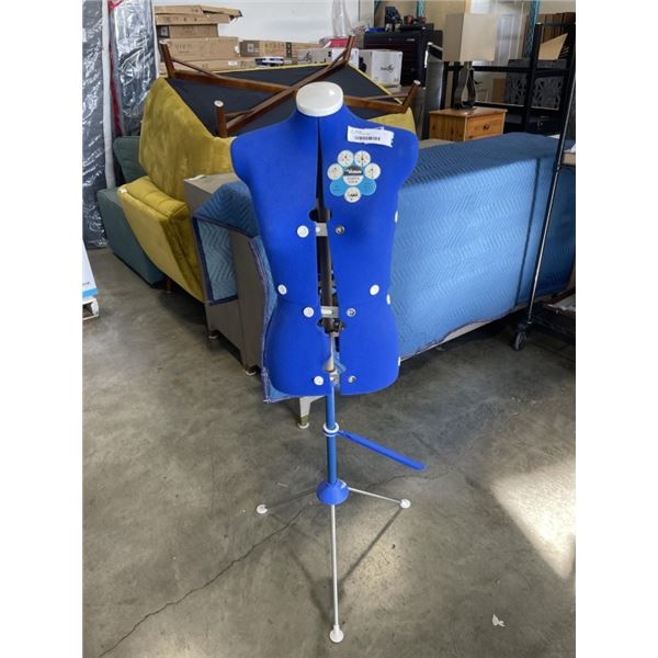 VENUS TURN AND LOCK DRESS FORM ON STAND