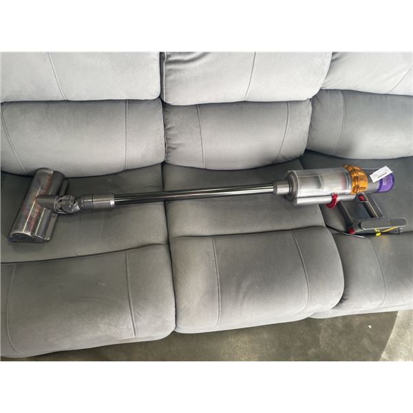 DYSON V15 DETECT TOTAL CLEAN VACUUM WORKING