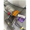 Image 5 : DYSON V15 DETECT TOTAL CLEAN VACUUM WORKING