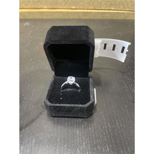 NEW S925 4.0CT OVAL CUT SIMULATED DIAMOND (CZ) TWIST RING SIZE 7.5 MOUNTED IN 925 STERLING SILVER W/