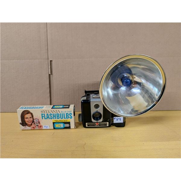 Brownie Hawkeye Flash model, partial box of bulbs