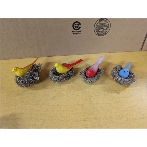 Plastic birds on tinsel nests (4)