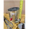 Image 2 : Kitchen bakeware, flour sifter, hand beater