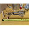 Image 4 : Kitchen bakeware, flour sifter, hand beater