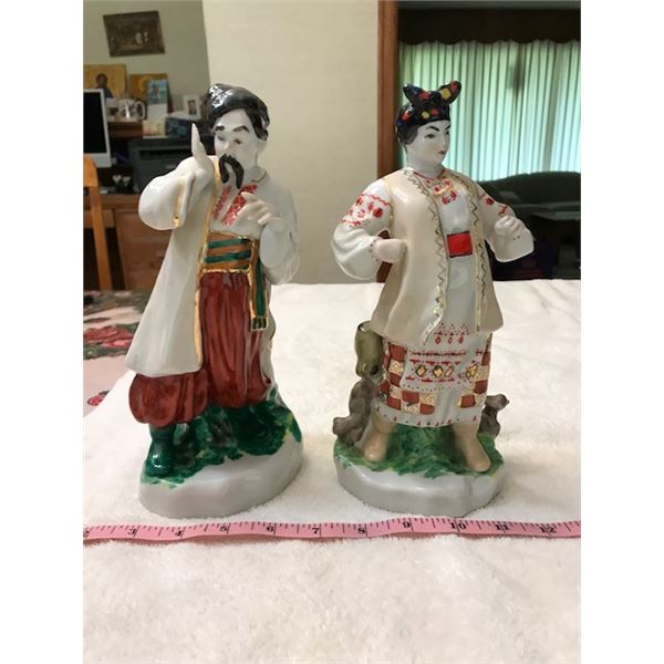 Decorative glass Ukrainian couple. Woman’s kerchief tips broke, glued. Made in USSR. Bought