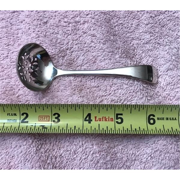 Silver Plated pickle spoon. Weight: 28 grams. Very good condition