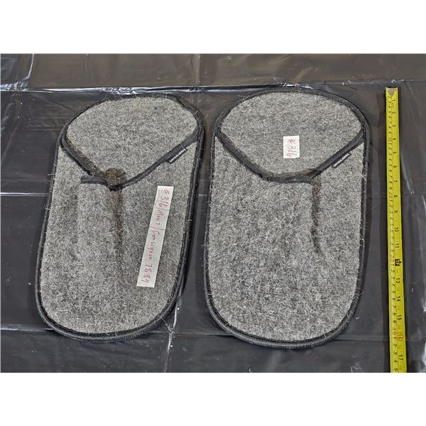 Pair of DRYWALKERS Felt snowshoes