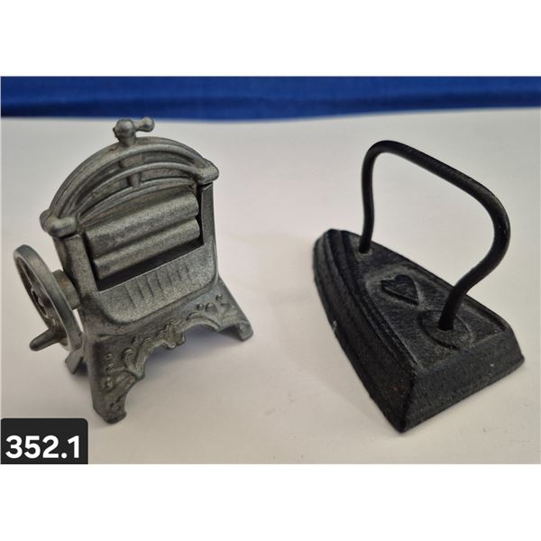 352. Original 1930s Child's toy Cast Iron, Iron & Steel Wringer (Made in England)