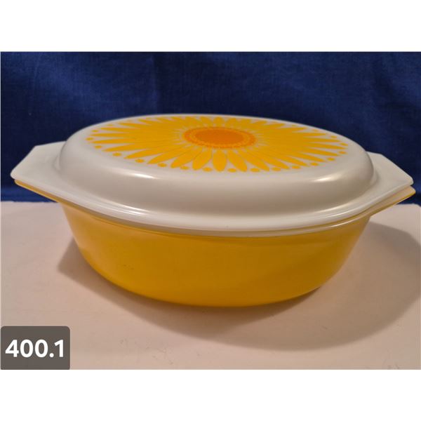 400. Pyrex 2 1/2 Quart Covered "Yellow Sunflower" Casserole Dish - #045 - mint condition