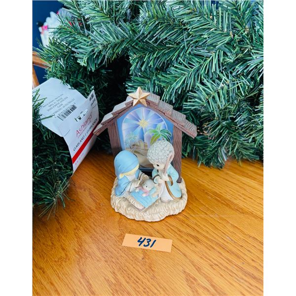 Light Up Precious moments crèche, 9” Garland Included