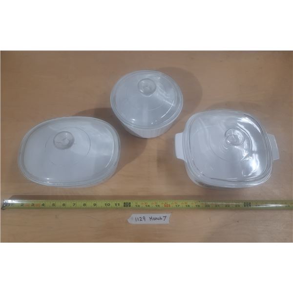 Corning ware casserole dishes with lids. (Lids Have Chips In It)