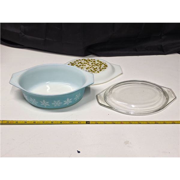 Pyrex turquoise snowflake casserole dish with 2 lids (1 verde olive)