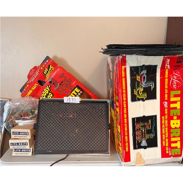 vintage working litebrite with pegs, sheets, etcx