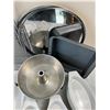 Image 2 : Baking Dishes and Cooling Racks