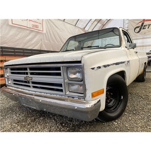 PARKSVILLE - 1985 CHEVROLET C/K PICKUP WHITE 318072 KMS "NO RESERVE" - D226252