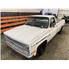 Image 4 : PARKSVILLE - 1985 CHEVROLET C/K PICKUP WHITE 318072 KMS "NO RESERVE" - D226252