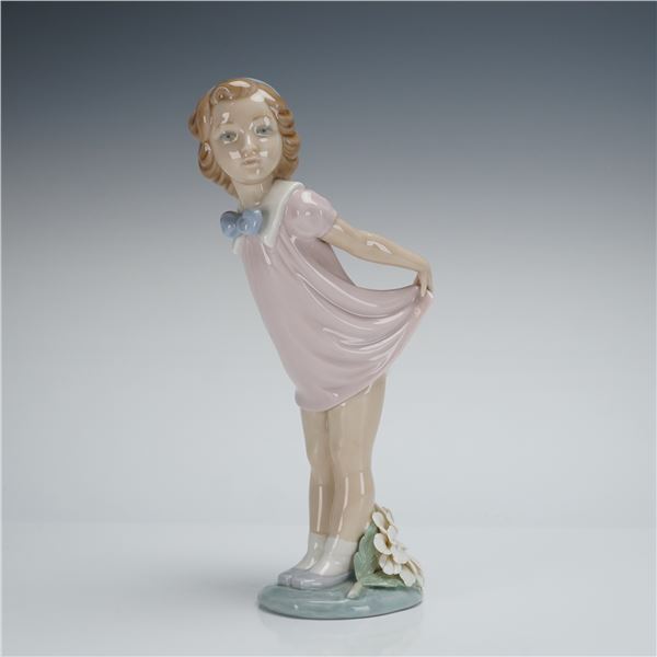 Lladro Porcelain Figurine, Girl Bowing (01005038)