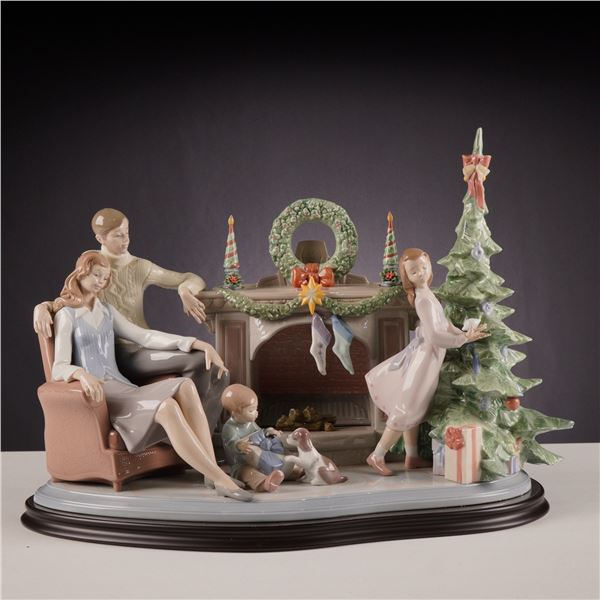 Lladro Porcelain Sculpture A Family Christmas 01008260 with Base
