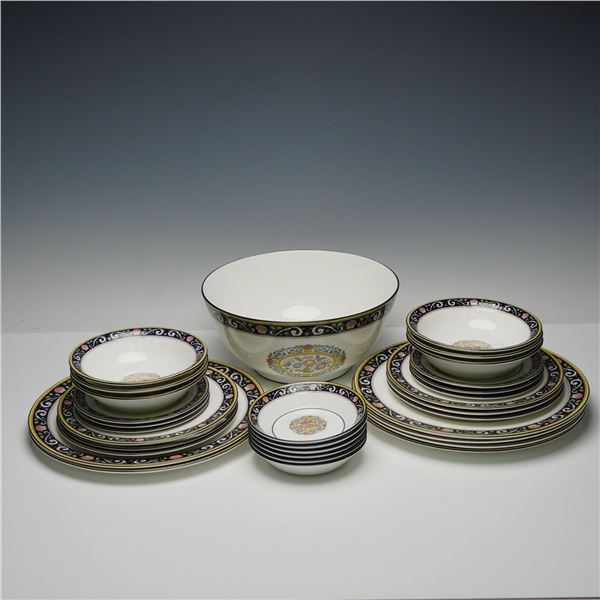 31pc Wedgwood Bone China Dinnerware Runnymede Pattern W4472