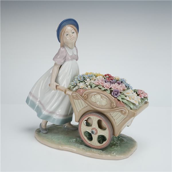 Lladro Porcelain Figurine, Love's Tender Tokens (01006521)