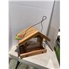 Image 1 : New Cedar Chalet birdfeeder