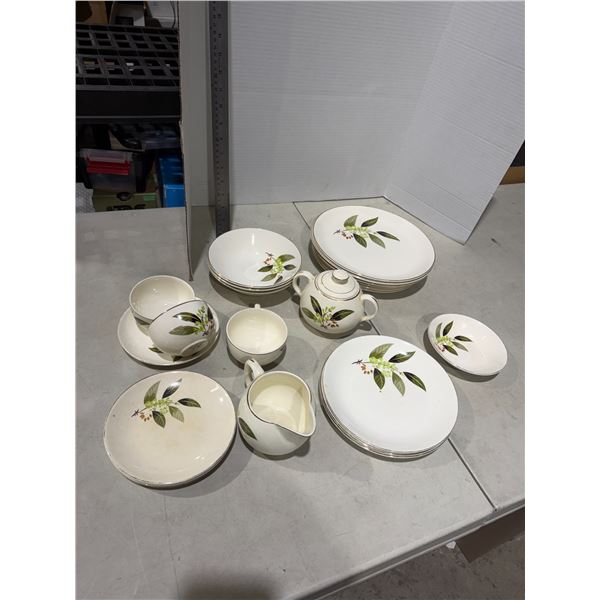 SWINNERTONS Staffordshire made in England Nestor VELLUM dishes