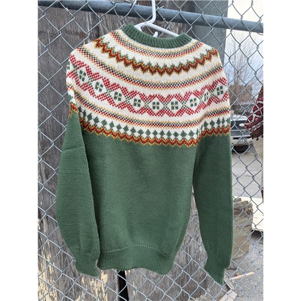 From Norway, handmade hundred percent wool tourist, international size small sweat sweater