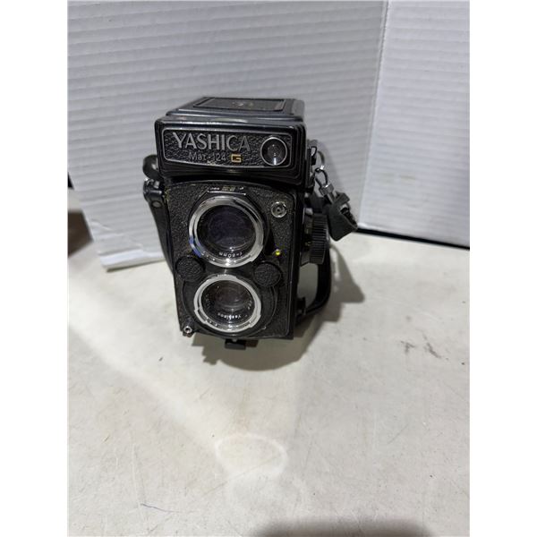 YASHICA  MAT 124G camera