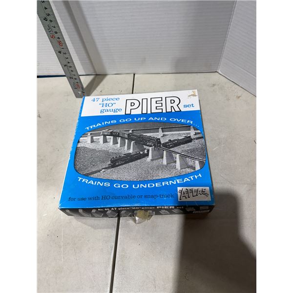 47. Pc HO gauge pier set.