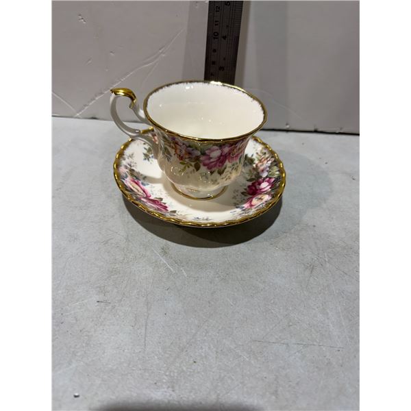 Royal, Albert, Autumn roses, teacup, and saucer