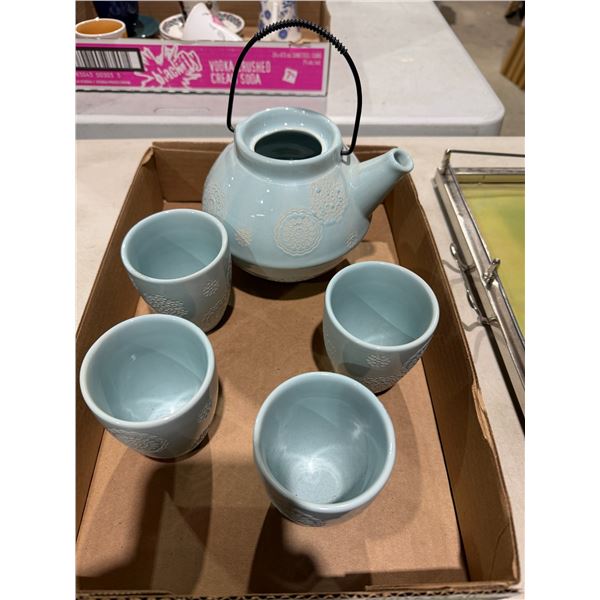 Tea pot  and glasses
