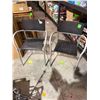 Image 2 : 2 stacking chairs