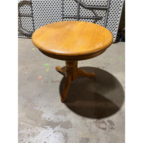 Pedistal side table measures 24" x 22"