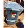 Image 1 : 2 Rubbermaid bins