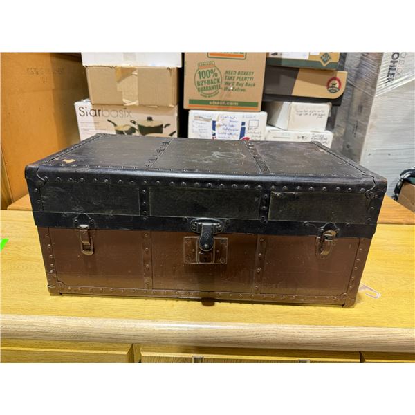 Worchester small trunk 21" x 12 1/2" x 9 1/2" tall