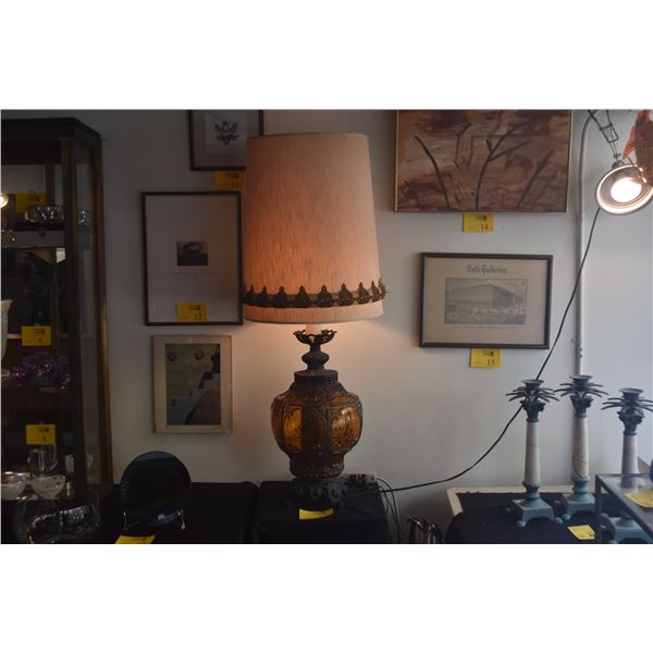 VINTAGE HOLLYWOOD REGENCY STYLE AMBER GLASS & CAST METAL TABLE LAMP W/OFF WHITE SHADE