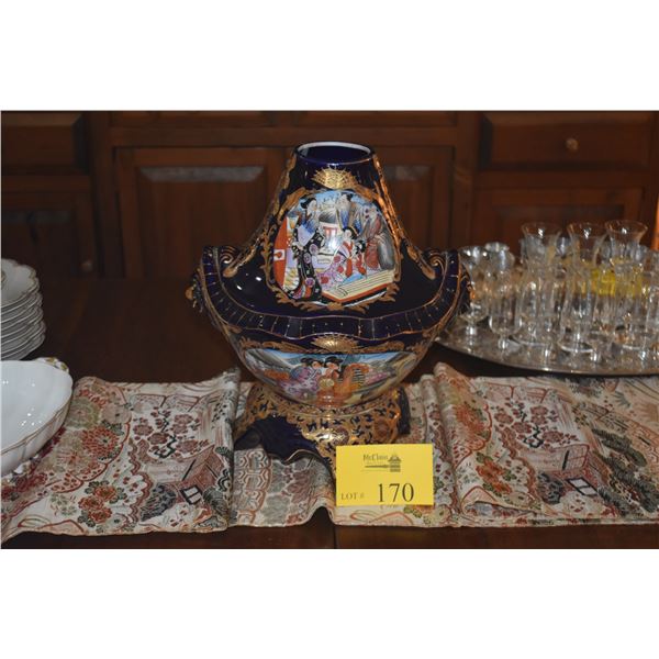 JAPANESE EXPORT PORCELAIN VASE