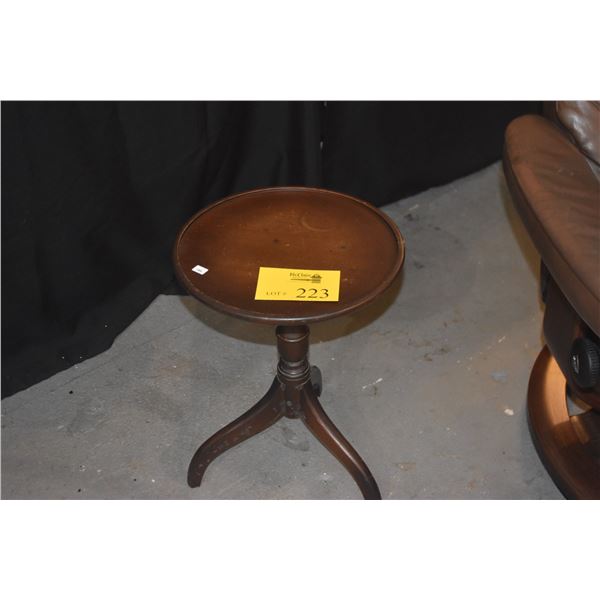 SMALL SIDE TABLE W/TRIPOD LEGS